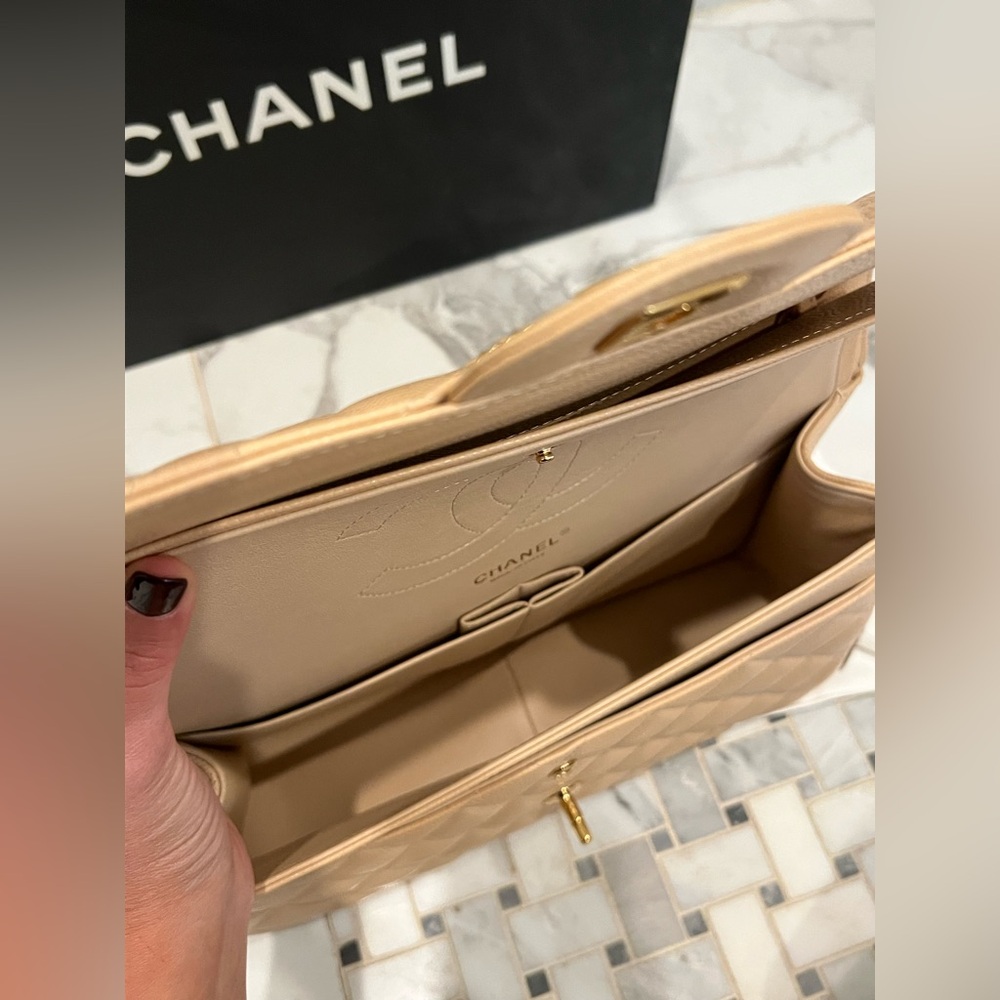 CHANEL Jumbo Beige Quilted Shoulder Bag - Picture 11 of 16